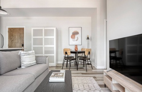 River West Apartment | Bright River West 3BR nr Blue Line & I-90, by Blueground