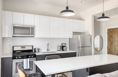 River West Apartment | Bright River West 3BR nr Blue Line & I-90, by Blueground