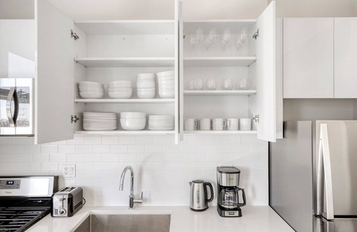 River West Apartment | Bright River West 3BR nr Blue Line & I-90, by Blueground