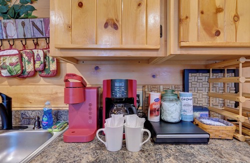 Broken Bow Cottage | Broken Bow Cabin w/Hot Tub & Fire Pit, Near Lake!