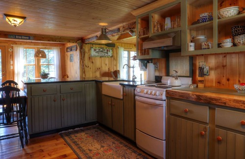 Rangeley House | 🐾Brown On Rangeley - Private little cottage on Rangeley Lake, dog friendly