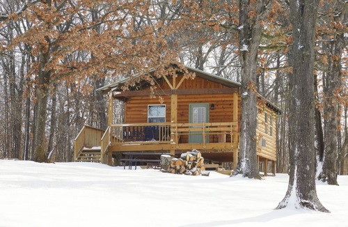 Whittington Cabin | Buck Cabin is a Fully Furnished Lake Side Cabin on Rend Lake Comfortable for all
