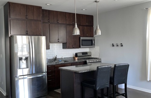 Logan Square Apartment | Bucktown Apartment near all amazing restaurants, shops and bar/lounges