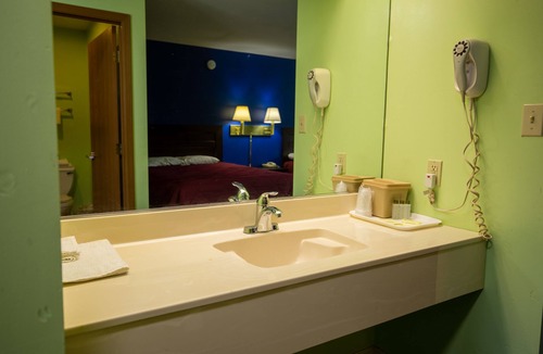 Gilman Hotel | Budget Host Inn