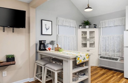 Peoria Heights House | Bumble Bee Cottage - Quiet comfort for 2