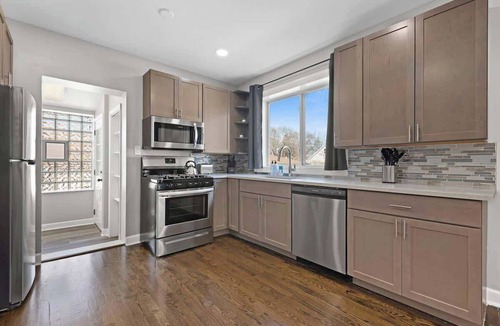 Morton Grove House | Bungalow w/Game Room | LCP Collection