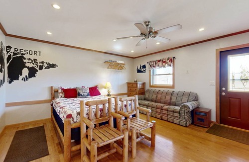 Murphysboro Cabin | Cabin ∙ 2 bedrooms ∙ 14 guests