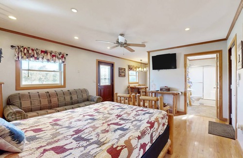 Murphysboro Cabin | Cabin ∙ 2 bedrooms ∙ 14 guests