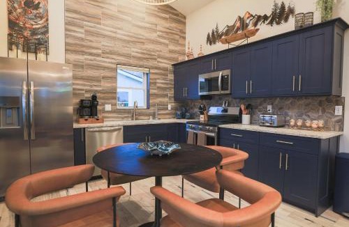Timberline House | Cabin 7 (1-Bed, Modern-Luxury w. Hot Tub)