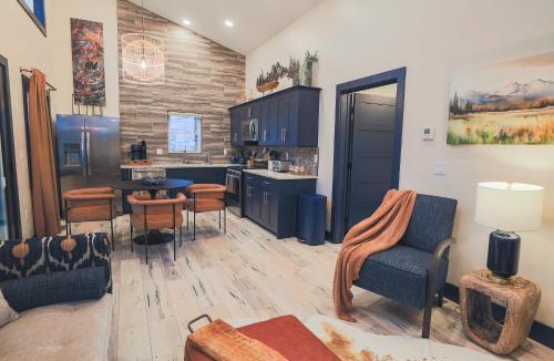 Timberline House | Cabin 7 (1-Bed, Modern-Luxury w. Hot Tub)
