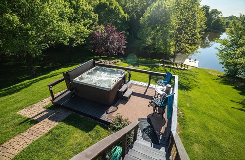 Jonesboro Cabin | Cabin in Southern Illinois - Hot Tub - Romantic Getaway -Shawnee National Forest