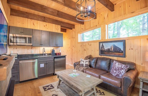 West Jefferson Cabin | Camp 4 Tiny Homes | #7 El Capitan | 1 Mi. to Downtown West Jefferson