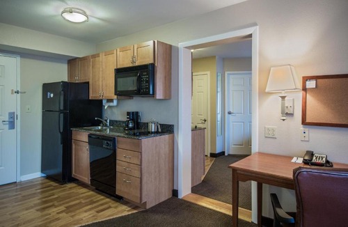 Windsor Locks Hotel | Candlewood Suites Windsor Locks by IHG
