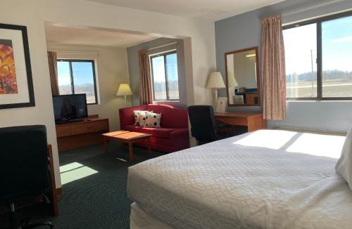 Carlyle Hotel | Carlyle Inn & Suites