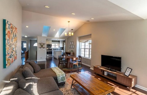Plato Center House | Casa de Chicago in Schaumburg!