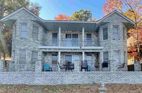 Goreville House | Castle Cove Lakefront Home