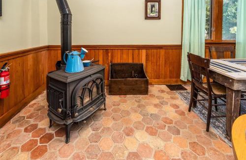 Texico House | Cedar Hills Retreat Peaceful Southern IL Escape