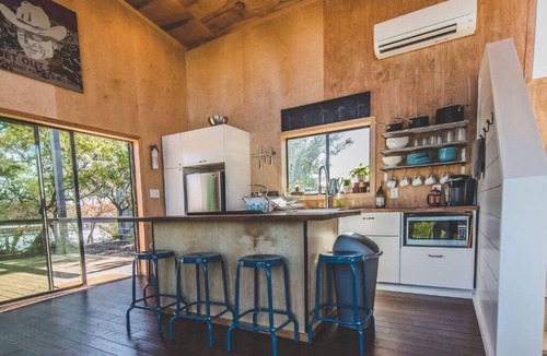 Dripping Springs House | Cedar Hollow↠ Hill Country cabin w/Loft & Light & Pickleball