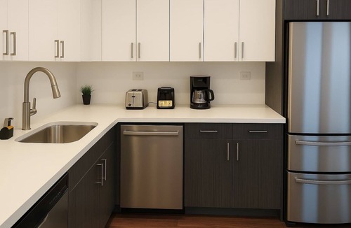 West Lakeview Apartment | Central 1BR Retreat S