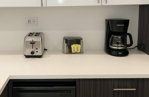 West Lakeview Apartment | Central 1BR Retreat S