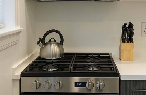 West Lakeview Apartment | Central 1BR Retreat S