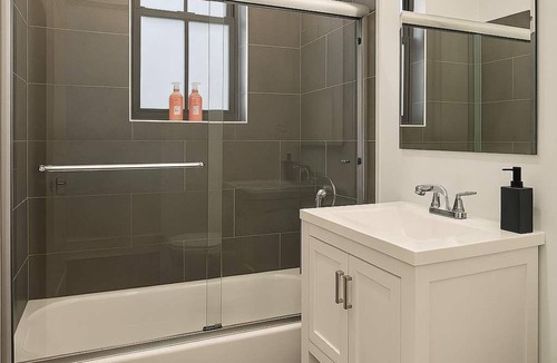West Lakeview Apartment | Central 1BR Retreat S