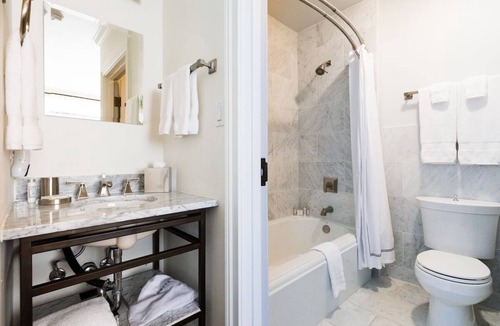 West Campus Hotel | Central Austin Stay: Historic Hotel w/Outdoor Pool - Close to UT Austin Stadium