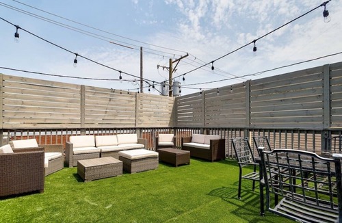 Pulaski Park Apartment | Central Chicago Suite2 Access to Patio!