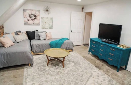 El Paso Apartment | Central Estate in Historic Downtown El Paso, Illinois