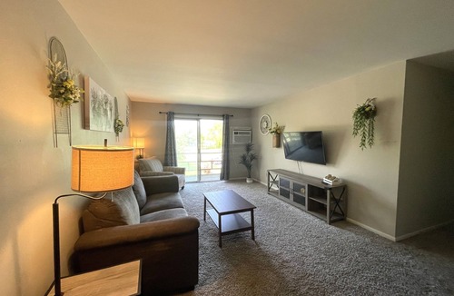 Bloomington Apartment | Centrally Located 2 Bedroom Apartment