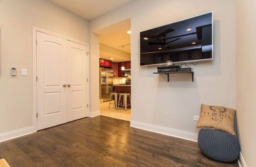 Lakeview Apartment | Centrally Located Chicago Loft 2 blocks from the Lakeshore!