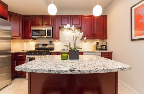 Lakeview Apartment | Centrally Located Chicago Loft 2 blocks from the Lakeshore!
