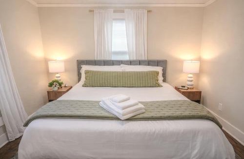 Crosstown House | Centrally Located King Bed Midtown Crosstown 1428