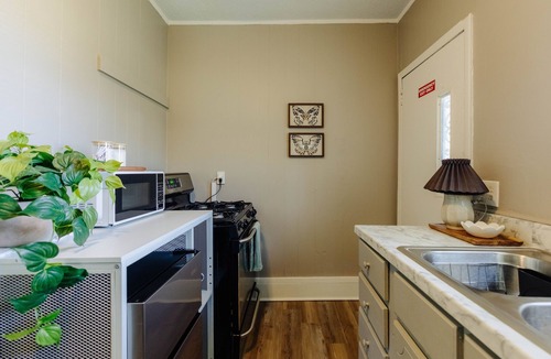 Crosstown House | Centrally Located King Bed Midtown Crosstown 1434