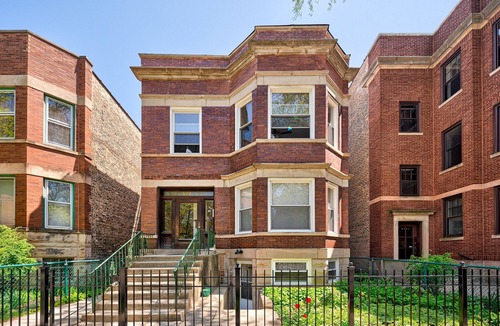 Lakewood-Balmoral Condo | Centrally Located Swedish Design Andersonville 2bd by AllSet Turnover