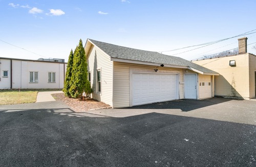 Libertyville House | Charm & Convenience, Walk to Downtown