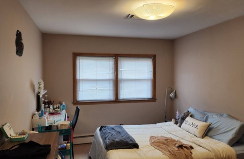 O'Hare Apartment | Charming 1-bedroom apartment with AC, WiFi in phenomenal Park Ridge