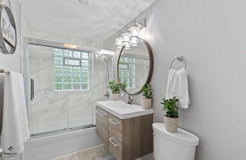 Oak Brook House | Charming 2-bedroom estate in Oakbrook Terrace with WiFi, AC, fitness room