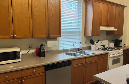 Wrigleyville Apartment | Charming 2-bedroom 1 block to Wrigley