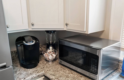 Highwood Apartment | Charming 2-bedroom apartment in delightful Highwood 2 minutes to Train station!