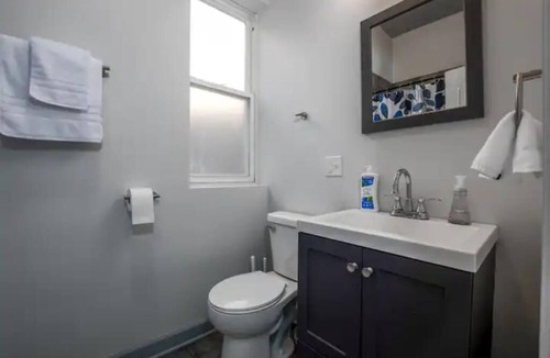 Woodlawn Apartment | Charming 2-bedroom apartment with WiFi and AC in wonderful Chicago
