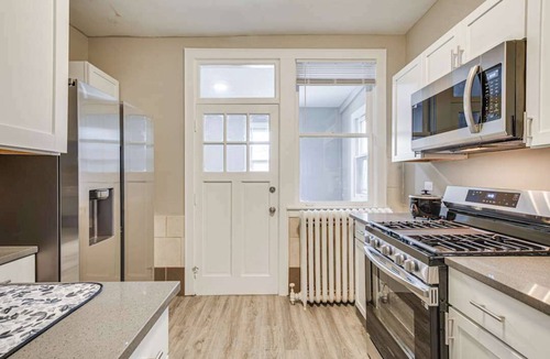 West Ridge Apartment | Charming 2-bedroom apartment in Chicago. See little India beauty in chicago.