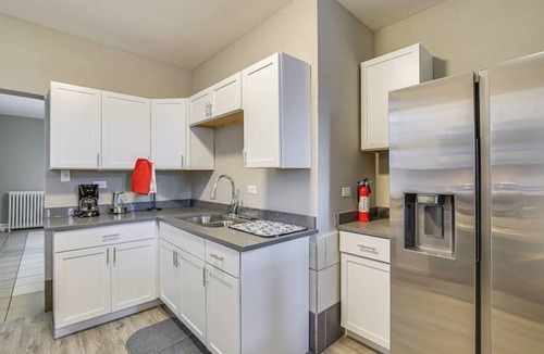 West Ridge Apartment | Charming 2-bedroom apartment in Chicago. See little India beauty in chicago.