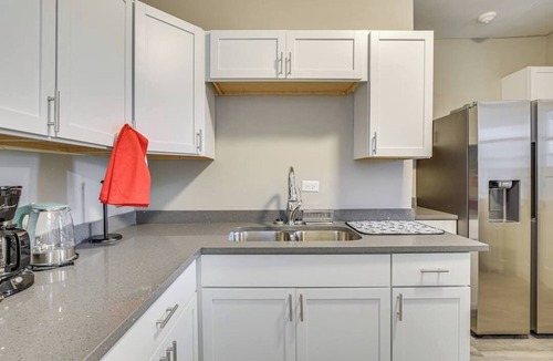 West Ridge Apartment | Charming 2-bedroom apartment in Chicago. See little India beauty in chicago.