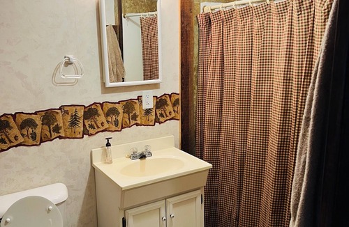 Ipava Apartment | Charming 2-bedroom apartment with a full furnished kitchen in Ipava