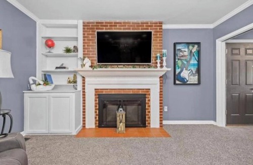 Godfrey House | Charming 2-bedroom Brick Ranch house wooded lot with WiFi in terrific Godfrey