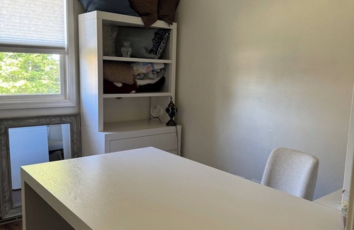 Gages Lake House | Charming 2-bedroom house in lovely Grayslake with AC, WiFi