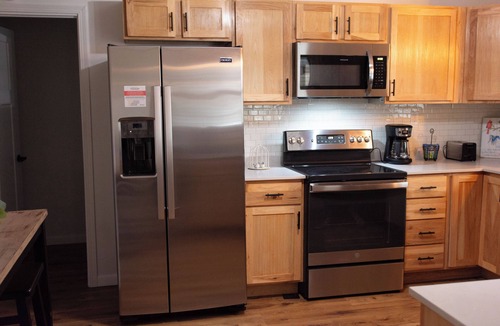 Marion House | Charming 2-bedroom home, Close to I-57 with Fast WiFi in welcoming Marion