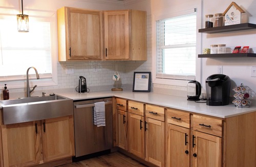 Marion House | Charming 2-bedroom home, Close to I-57 with Fast WiFi in welcoming Marion