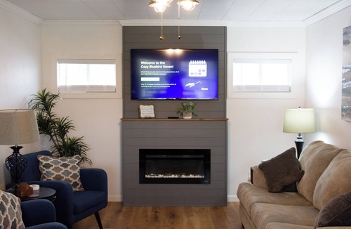 Marion House | Charming 2-bedroom home, Close to I-57 with Fast WiFi in welcoming Marion